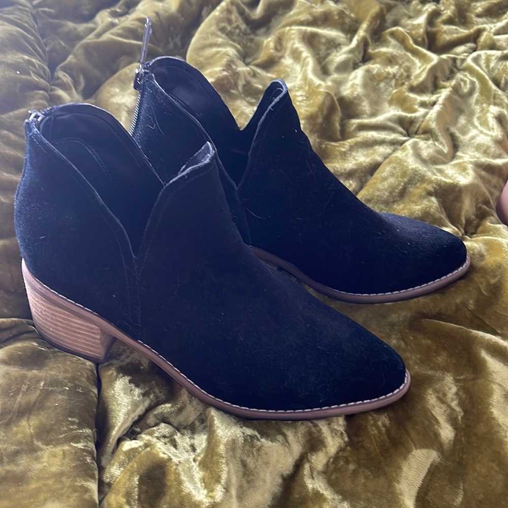 Blondo waterproof black suede booties 6.5